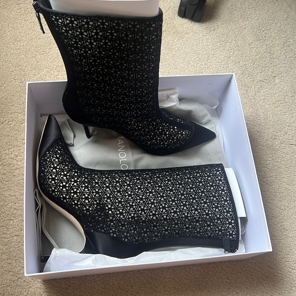 Manolo Blahnk  lace dantle boots size 39